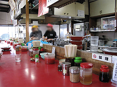 店内:カウンター席@一心亭ラーメン・博多区那珂