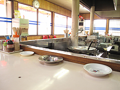 店内:カウンター@福一ラーメン・皿山