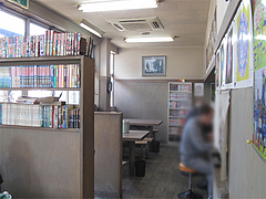 店内:テーブルとカウンター@札幌ラーメンえぞっ子若久店