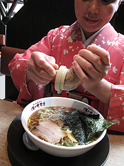 17店内:卓上のゴマ@味の時計台・福岡筥松店