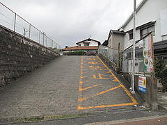 外観:駐車場入り口@マドンナ・マイアーラ・イタリアン