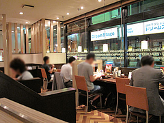 店内:カウンターとテーブル席@やよい軒・天神2丁目店