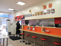 店内:カウンターとテーブル席@元祖長浜ラーメン・ぶんりゅう