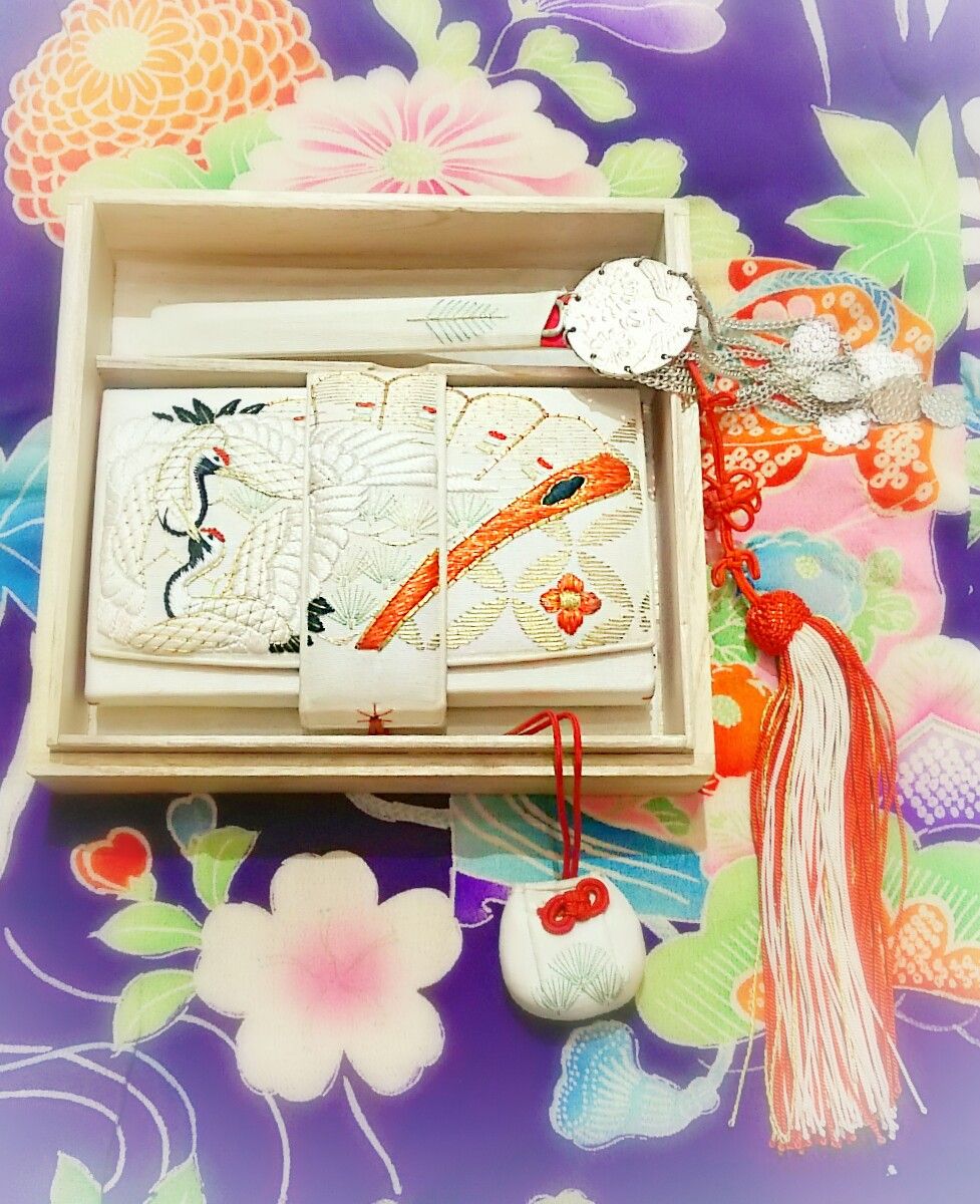 和刺繍、鶴や植物の額縁 特選御和額 円形 細かい刺繍と装飾