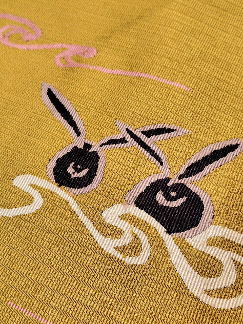 証紙　しつけ付き　本場大島紬　高価地球儀マーク　特別展示会　袋帯　柄合わせ不要 本場大島紬 証紙つき 源氏車柄〜黒兎柄の八寸名古屋帯