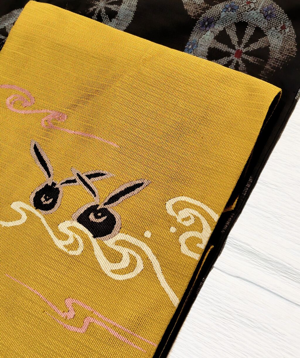 本場大島紬 証紙つき 源氏車柄〜黒兎柄の八寸名古屋帯