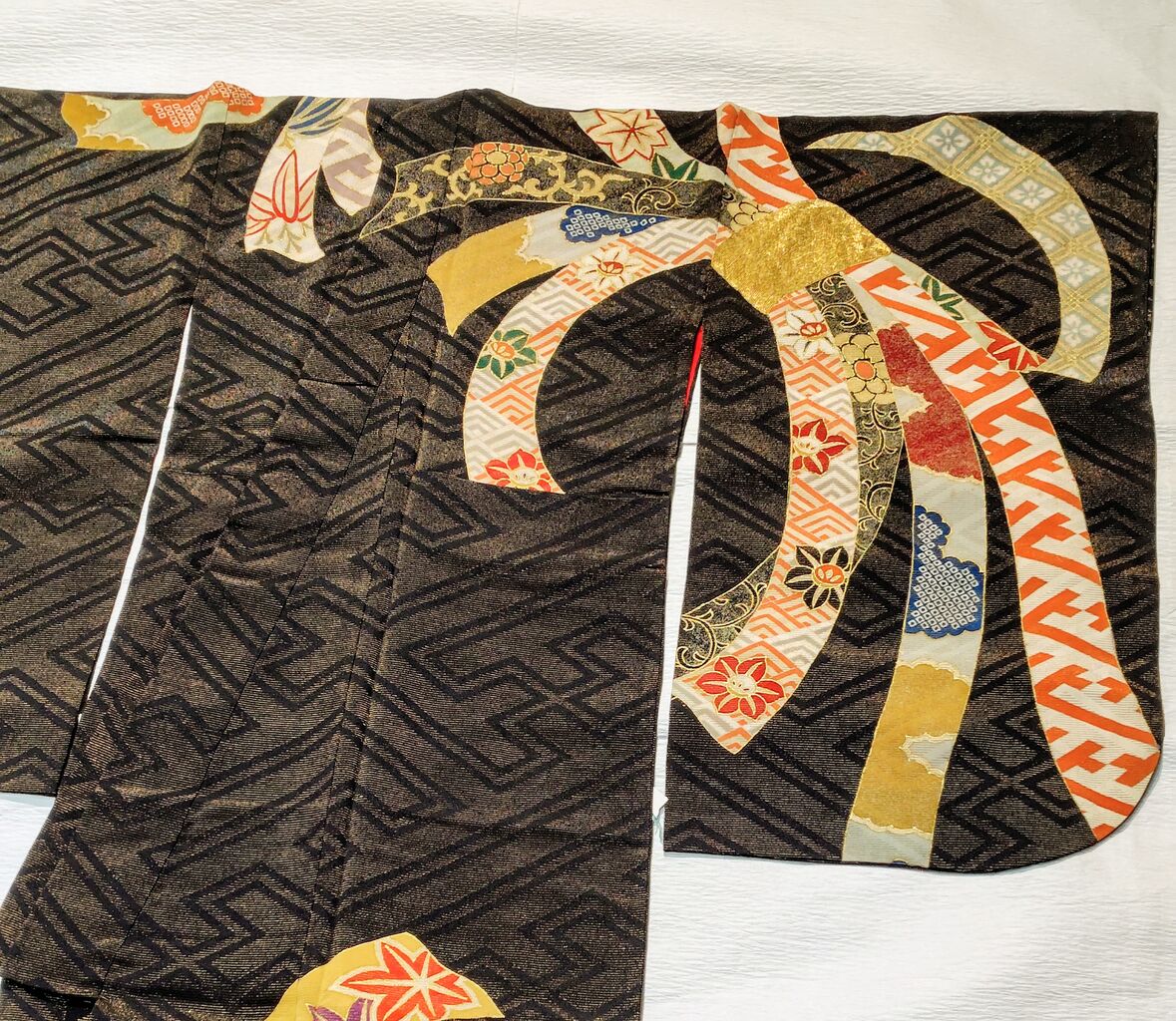 アンティーク 黒地に金糸 豪華なお着物〜アラベスク模様 川島織物の
