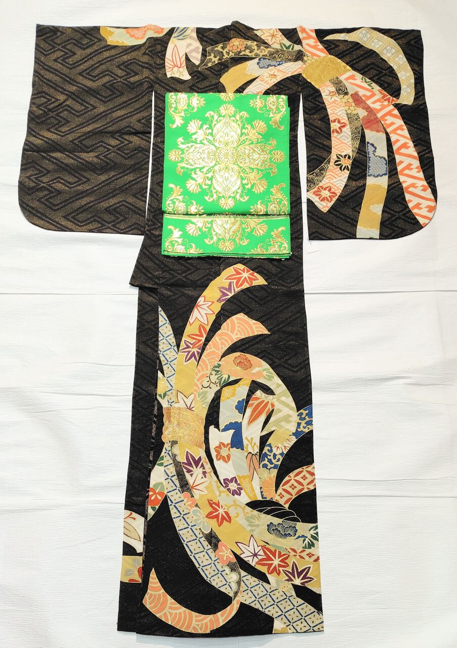 アンティーク 黒地に金糸 豪華なお着物〜アラベスク模様 川島織物の