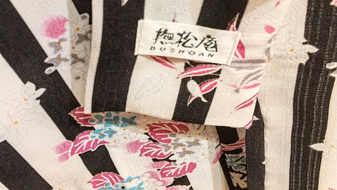 撫松庵 セオα浴衣 縞に金魚～黒レース・博多織の朱色の桃柄 半幅