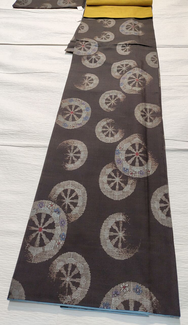 証紙　しつけ付き　本場大島紬　高価地球儀マーク　特別展示会　袋帯　柄合わせ不要 本場大島紬 証紙つき 源氏車柄〜黒兎柄の八寸名古屋帯
