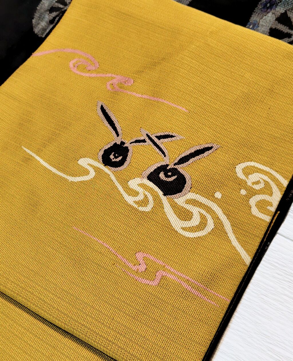 証紙　しつけ付き　本場大島紬　高価地球儀マーク　特別展示会　袋帯　柄合わせ不要 本場大島紬 証紙つき 源氏車柄〜黒兎柄の八寸名古屋帯