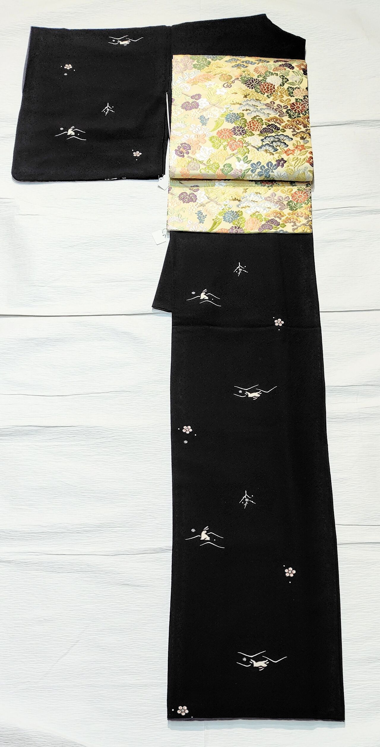 小紋　正絹　うさぎ　しつけ付き　飛び柄 白うさぎ柄の飛び柄小紋〜宝尽しと古典的な草花柄の唐織名古屋帯