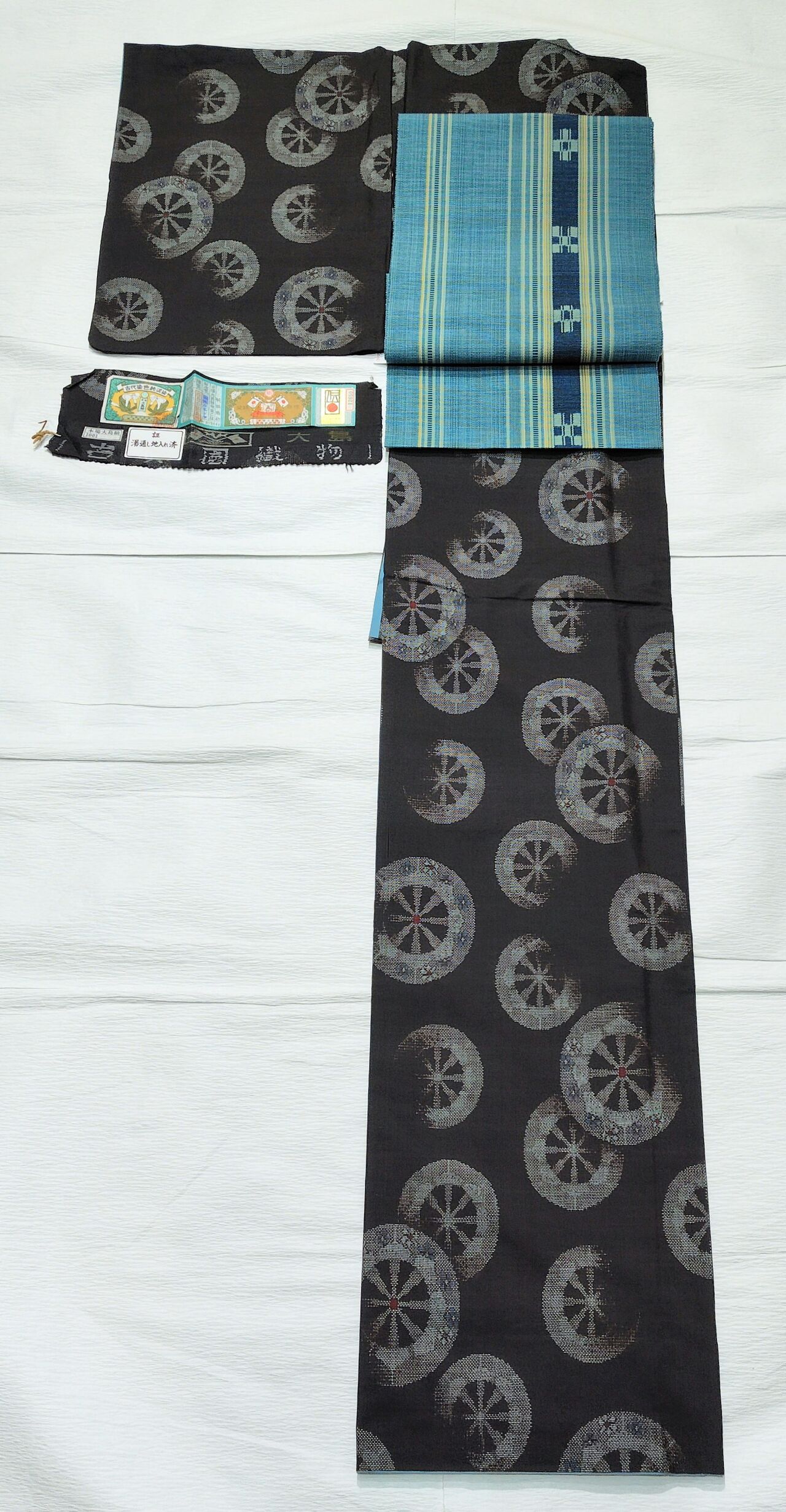 本場大島紬 証紙つき 源氏車柄〜証紙付き 薄い青色の八重山みんさーの