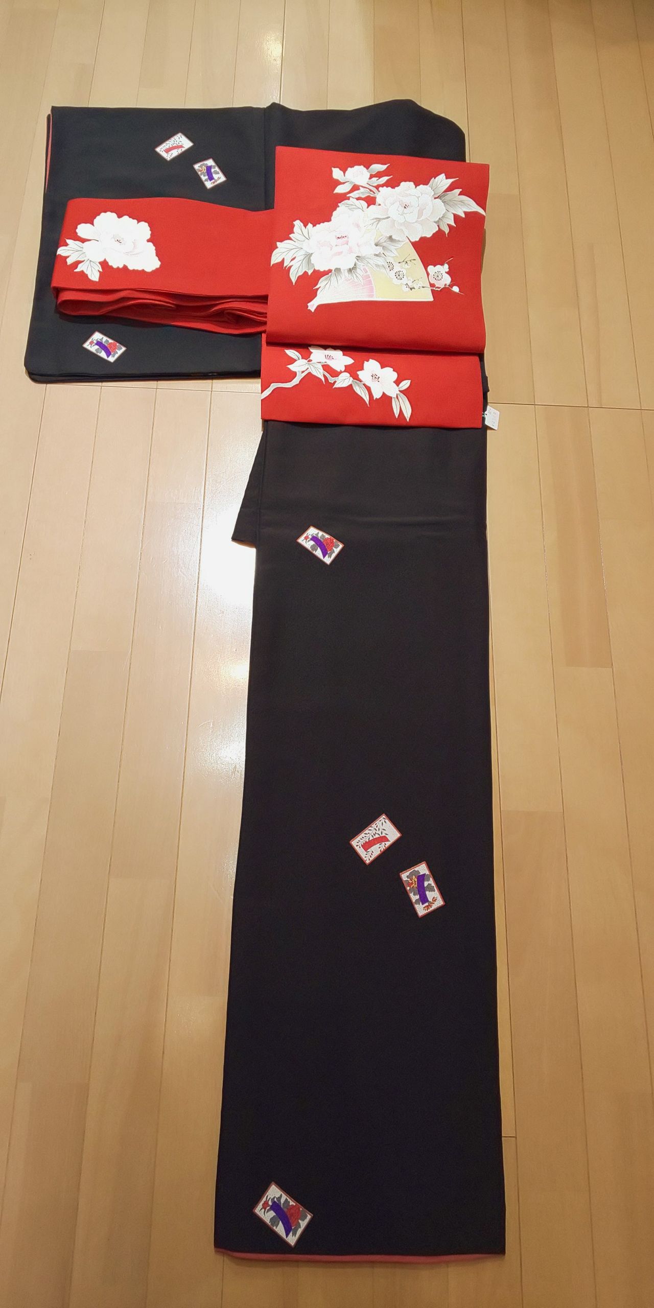 花札柄の小紋 艶やかな装い ぶどうの木の小りす