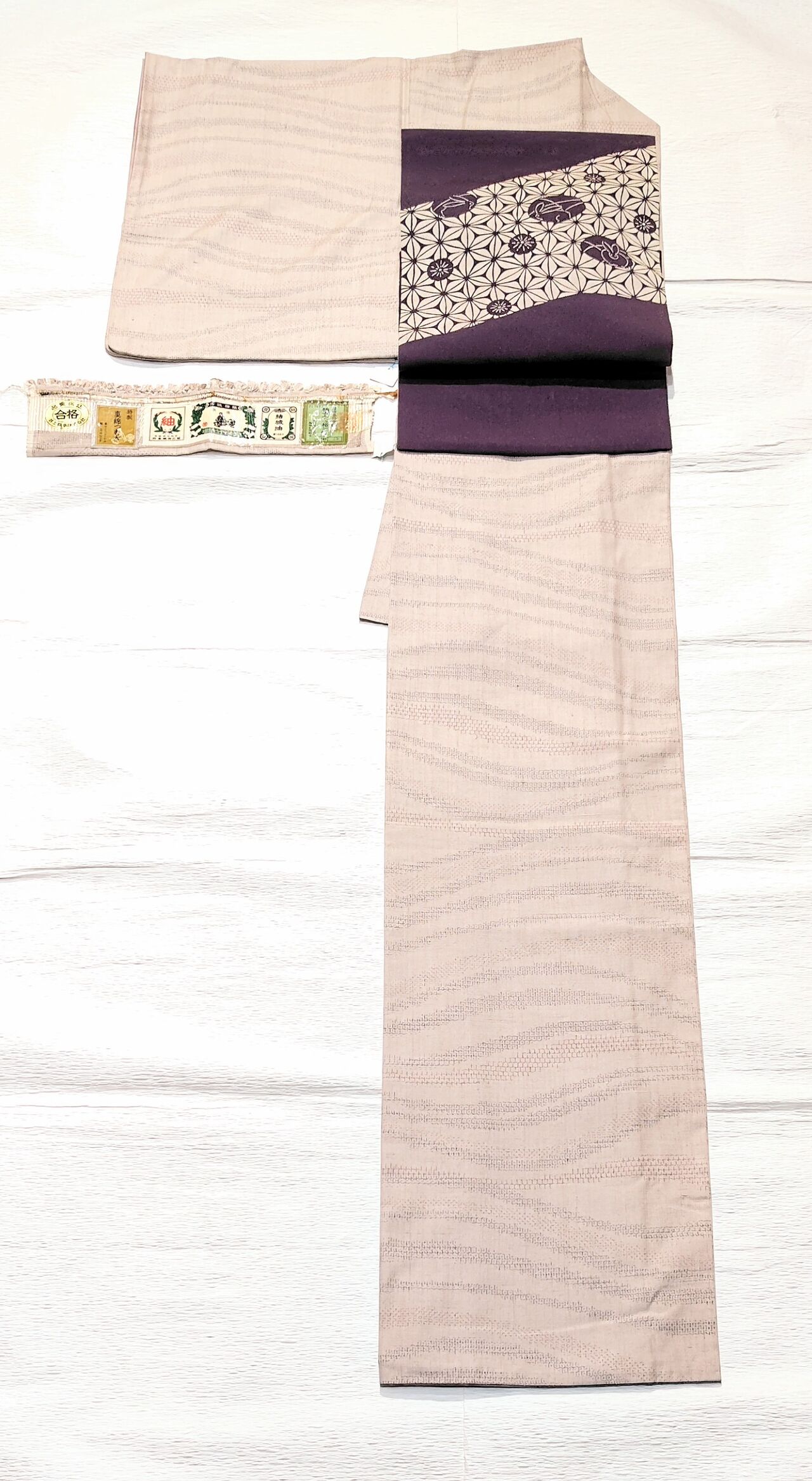 ラベル付きの結城紬 灰色地に流水のような柄〜うさぎ柄の伊勢