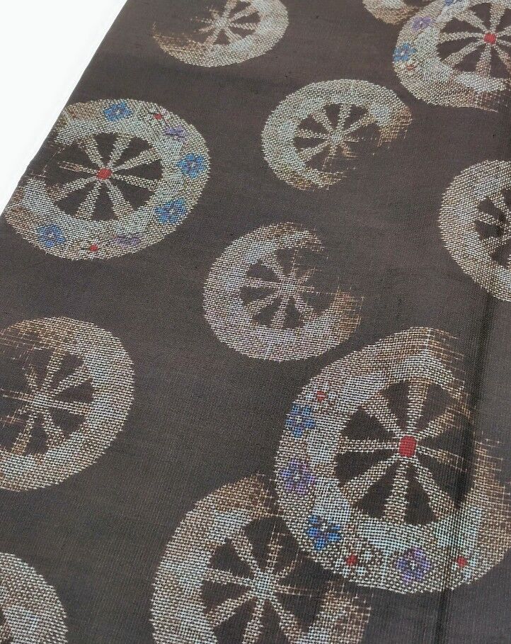 本場大島紬 証紙つき 源氏車柄〜証紙付き 薄い青色の八重山みんさーの