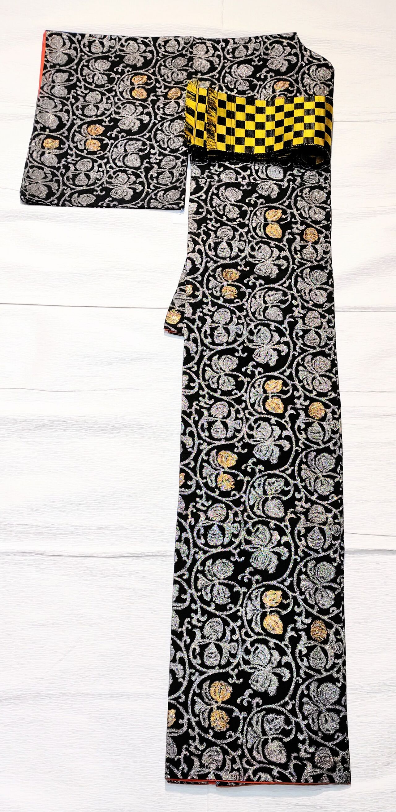 アンティークのマジョリカお召 西洋更紗のような蔦柄〜黄八丈の