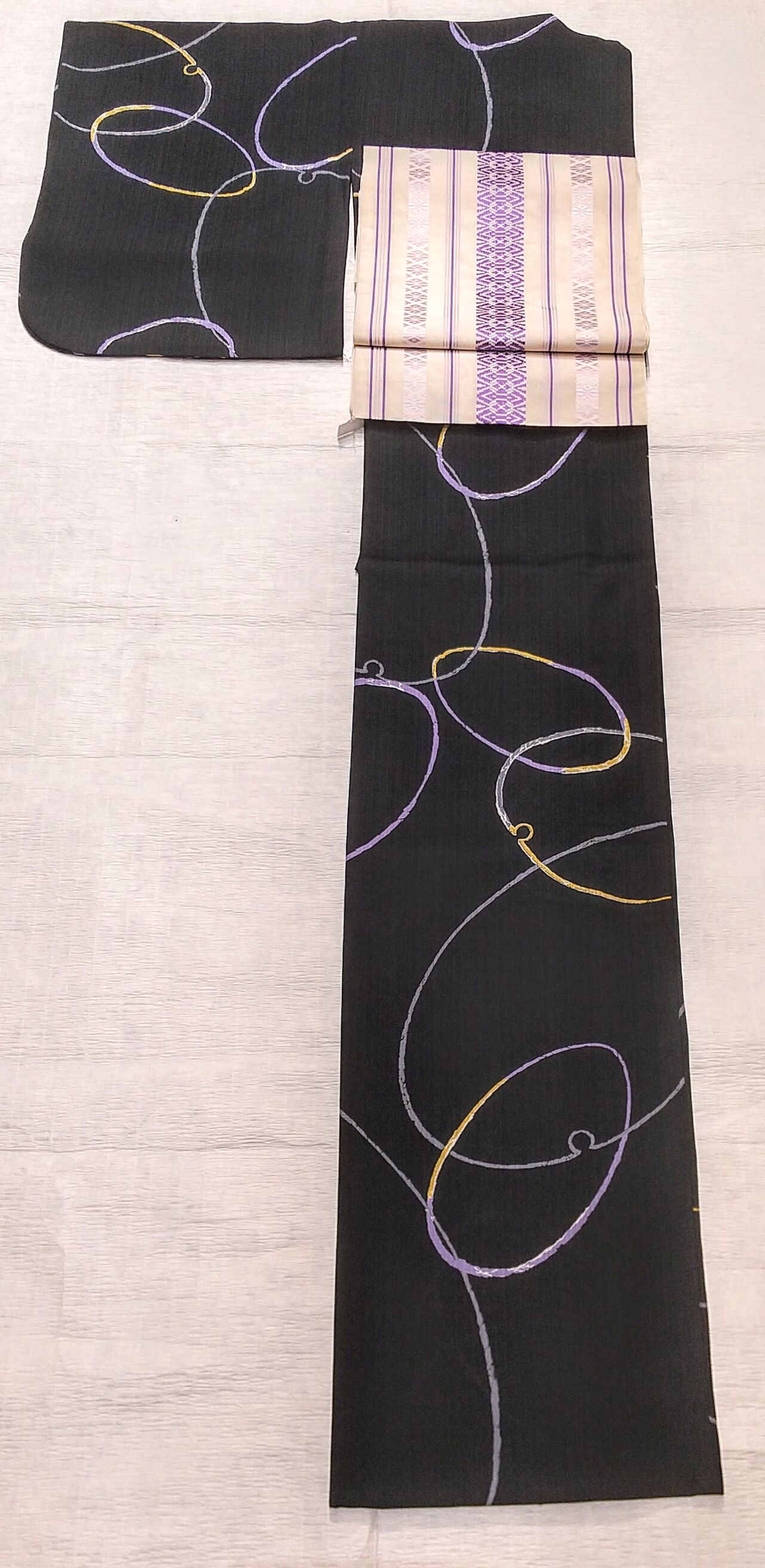 セオa 黒地に抽象的な雪輪柄 紗献上の薄紫色 ぶどうの木の小りす