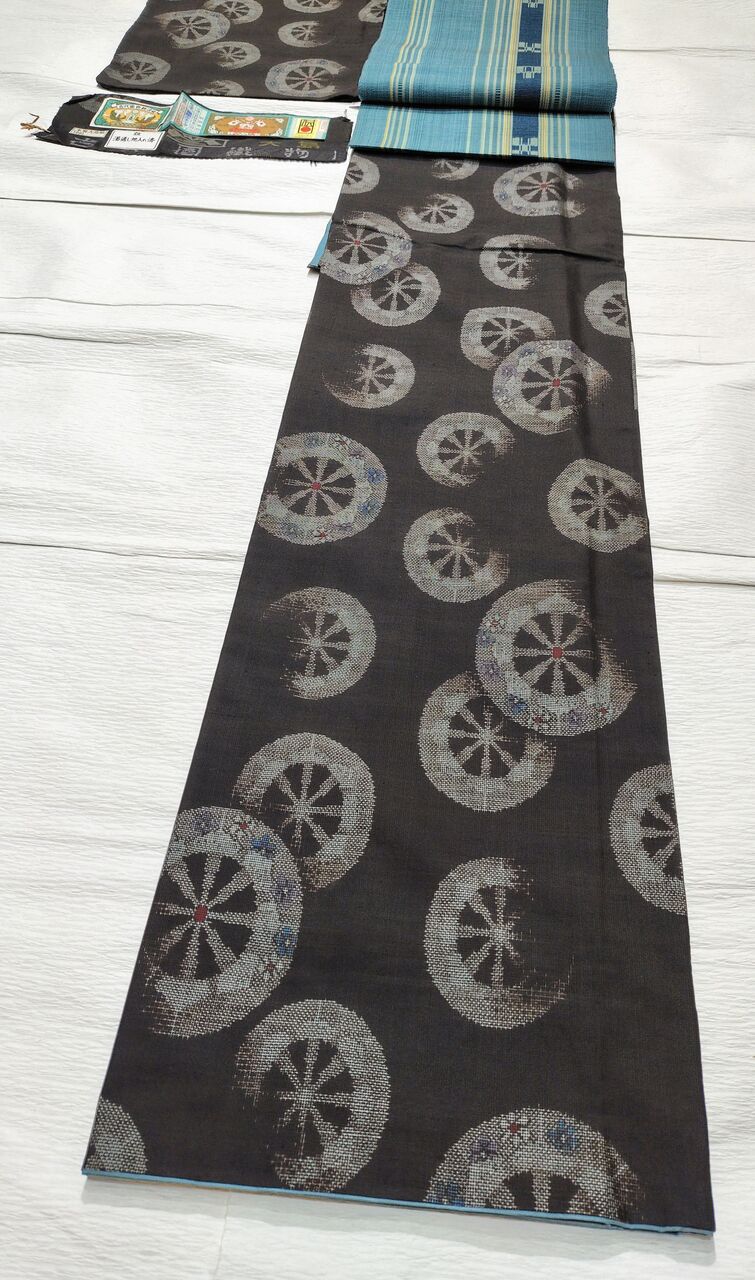 本場大島紬 証紙つき 源氏車柄〜証紙付き 薄い青色の八重山みんさーの