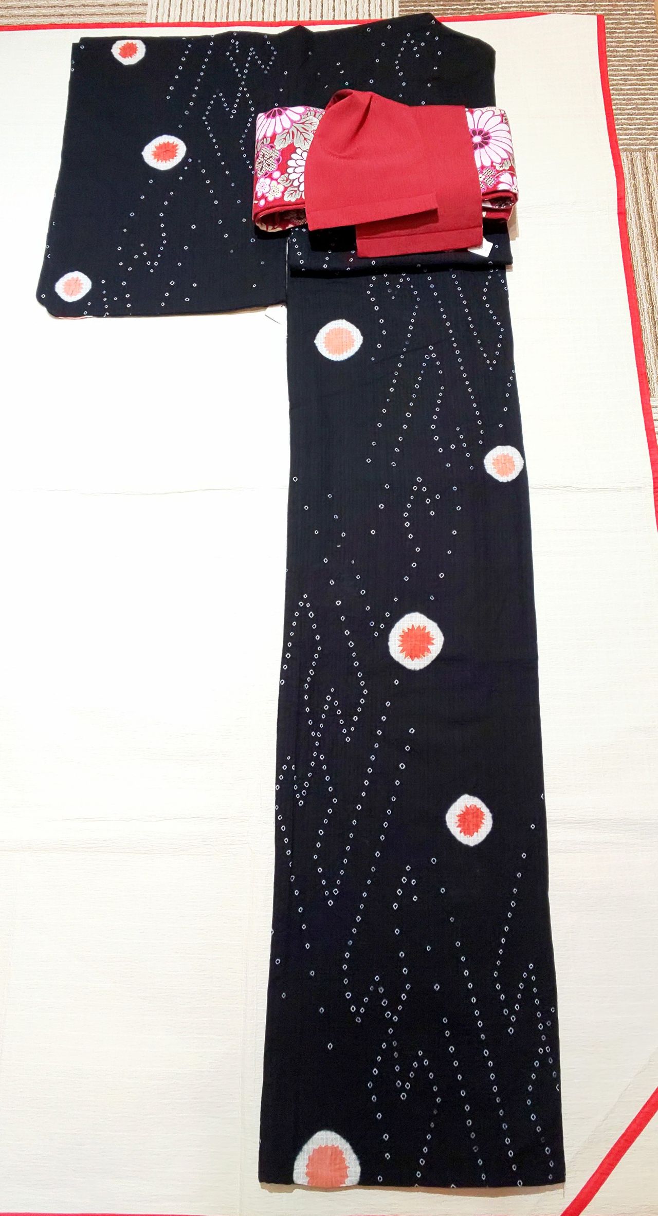 絞りの浴衣 金魚テーマ 黒地に赤色のドット柄 ぶどうの木の小りす