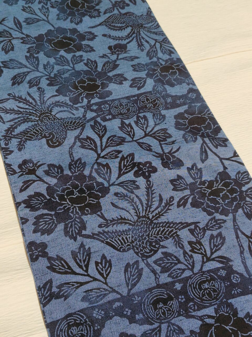本場琉球藍型の小紋 牡丹に鳳凰〜花織 みんさーの半幅帯〜 : ぶどうの