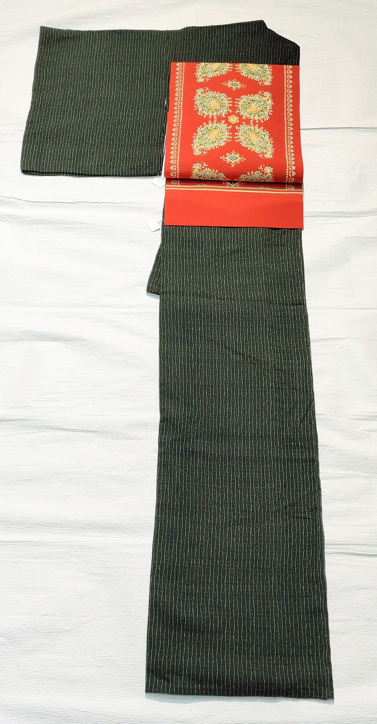 【ミドリナ　】縮緬地　紅型風　花柄　保管シミあり　160cm前後の方 結城縮み アンティーク 緑地に赤ドット〜ペイズリー柄の型染めの名古屋