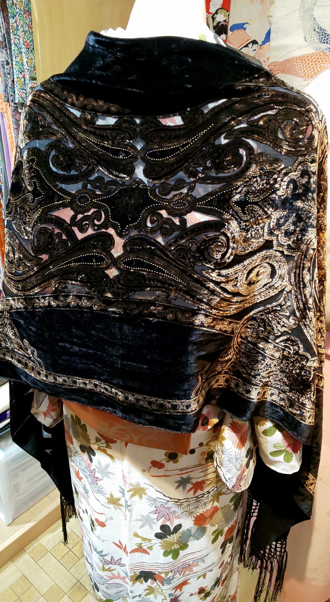 シルクベルベット大判ショール～透かし～ : ぶどうの木の小りす 