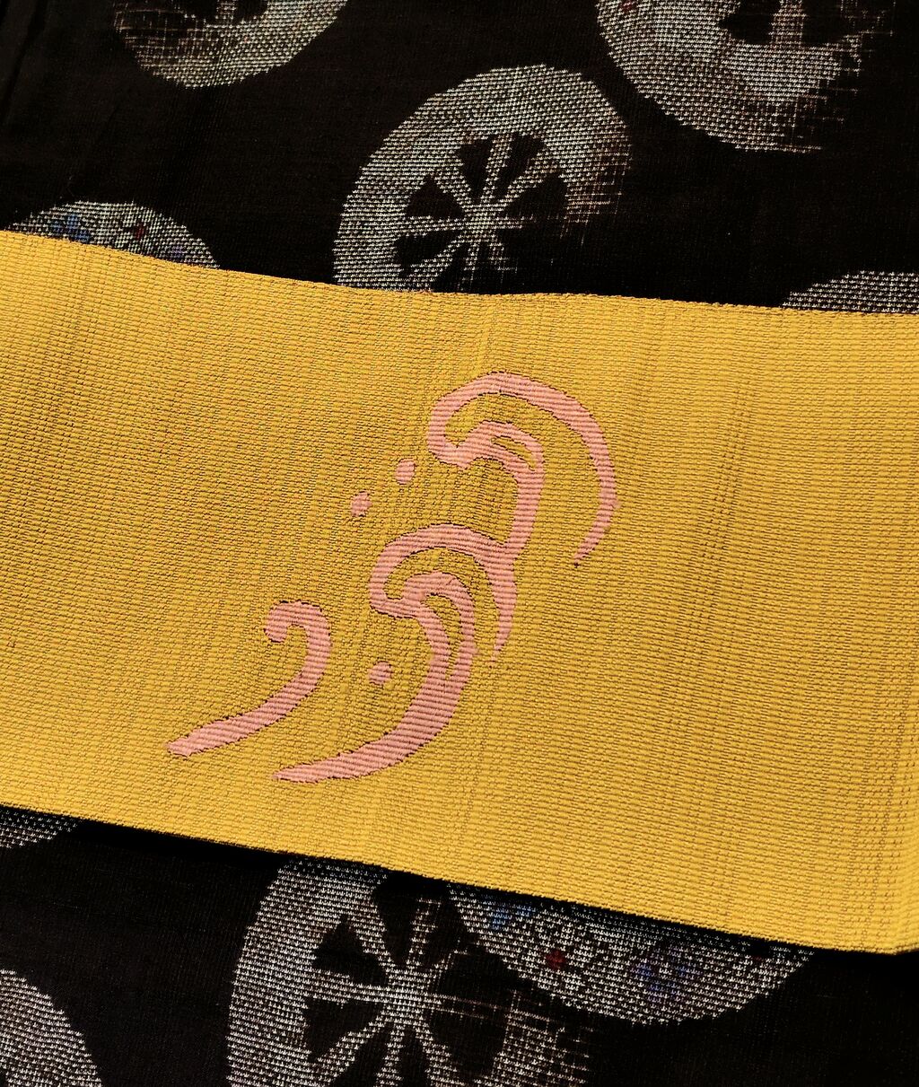 証紙　しつけ付き　本場大島紬　高価地球儀マーク　特別展示会　袋帯　柄合わせ不要 本場大島紬 証紙つき 源氏車柄〜黒兎柄の八寸名古屋帯