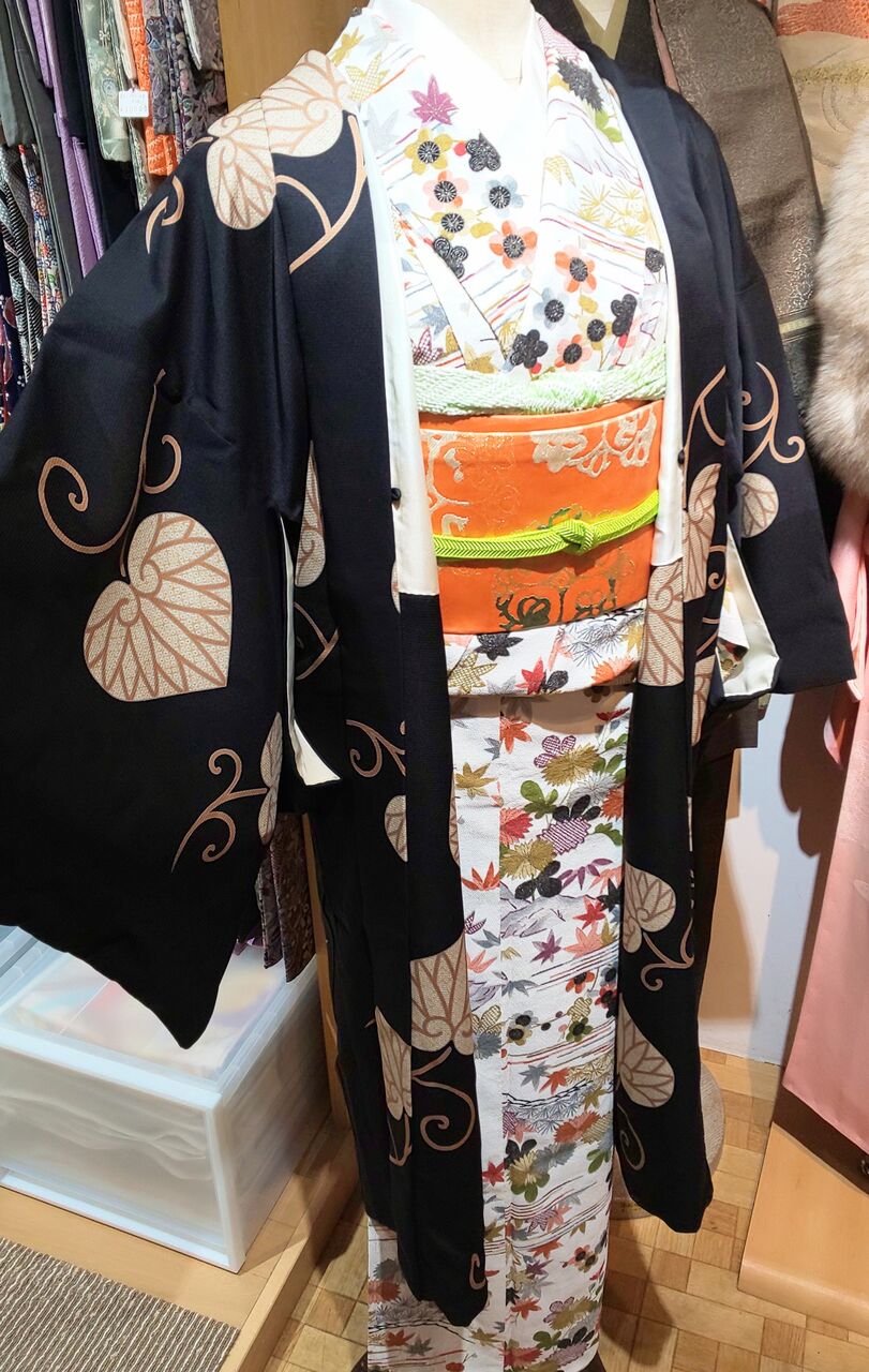 黒地に絞りの小紋 葡萄模様 着物 【一部予約販売】 www.think3d.in