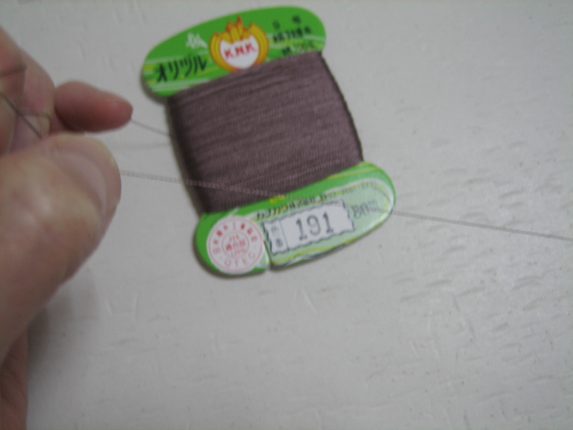 カード巻きの糸をはじく 着物縫製室 製作の日々２