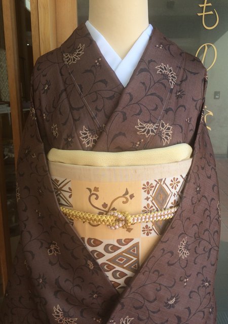 茶地花唐草文貴久樹製紬小紋とベージュ地市松唐草文白山工房製牛首紬 