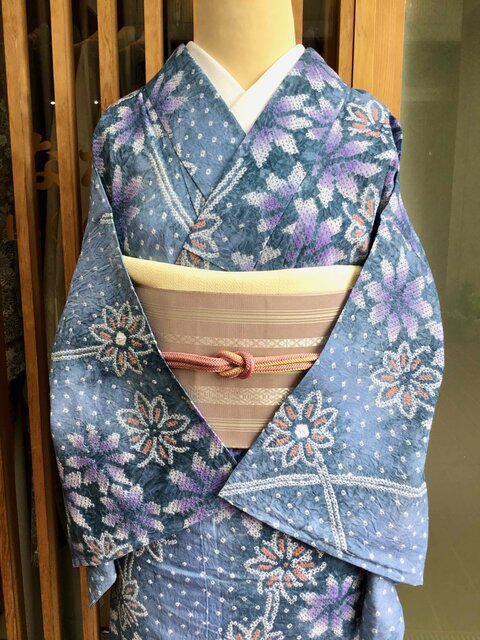 浅葱色の地にはんなりと染められた百合の花が美しい注