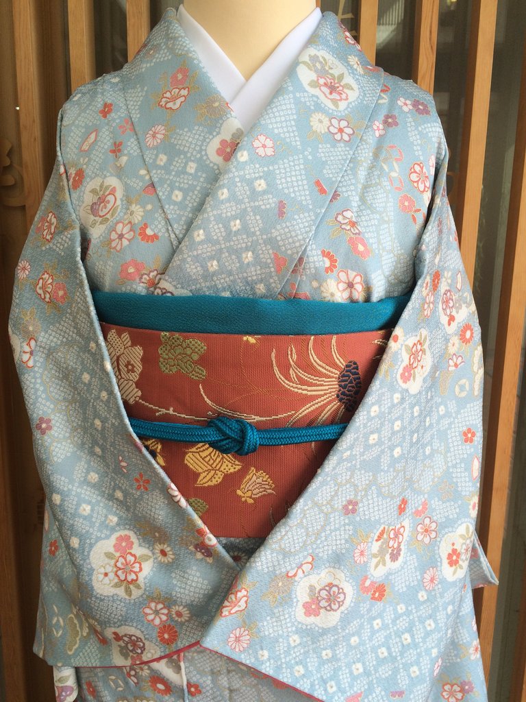 水色古典柄小紋着物と草花蝶文川島織物名古屋帯 : きもの な か