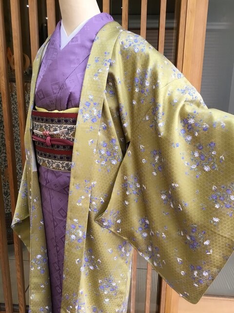 しなやかな鳥の子色の地に芥子の花が揺らめく単衣のお着物です しなやかな鳥の子色の地に芥子の花が揺らめく単衣のお