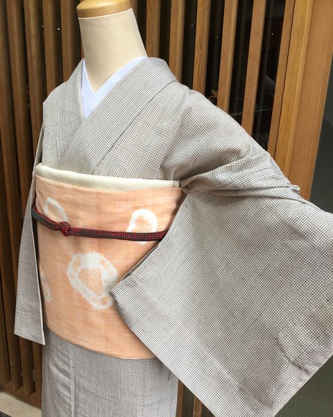 生成地格子文単衣結城紬と薄橙色地絞り文紬袋帯 : きもの な か む ら