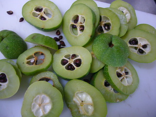 木瓜の実を輪切りにする