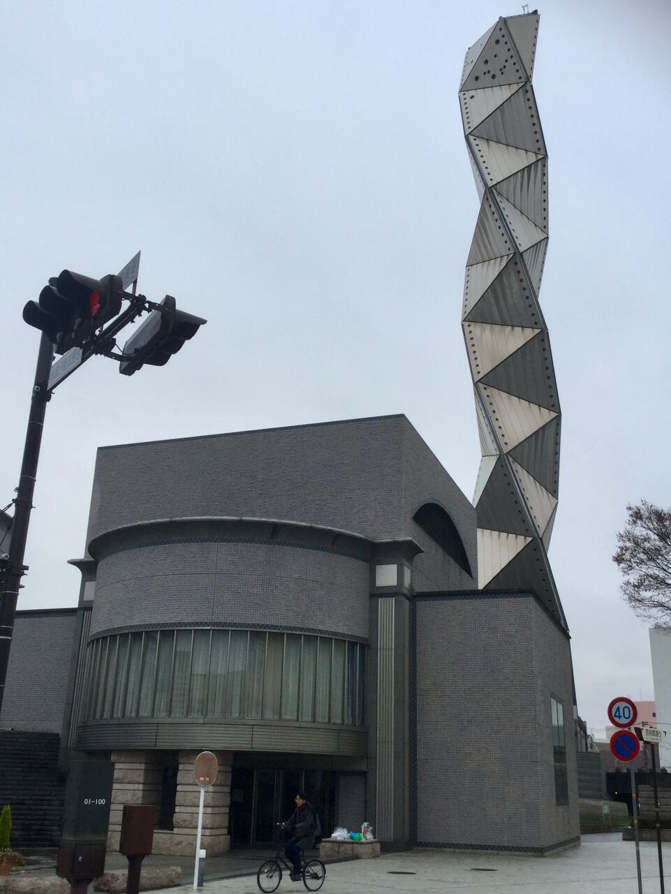 水戸芸術館と花壇 茨城東海岸 水戸芸術館と花壇 茨城東海岸