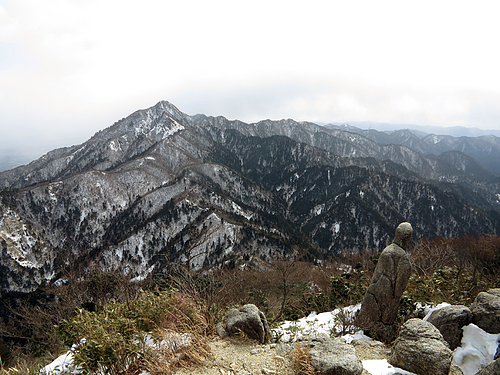 県境稜線縦走路_御在所岩場より鎌ヶ岳を望む 県境稜線縦走路_御在所岩場より鎌ヶ岳を望む