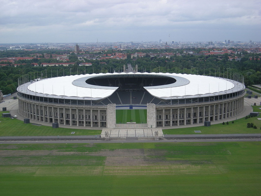 1280px-Berlin_Jun_2012_052_(Olympiastadion)