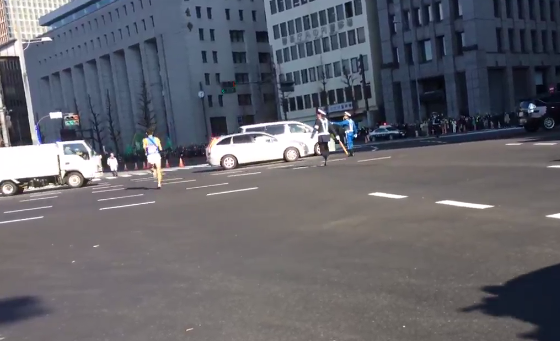 【箱根駅伝】神奈川大学の選手が車に轢かれそうになっていた件…選手の目の前を車が猛スピードで通過