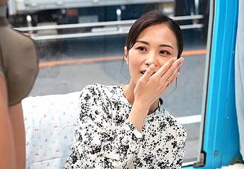 欲求不満妻さん、旦那が近くにいるのにデカチンに発情して素股からの生ハメSEXのトップ画像