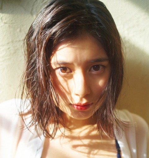 大久保桜子、大胆なランジェリーショットが話題に！『FLASH』表紙で披露した新境地の艶とは？のトップ画像
