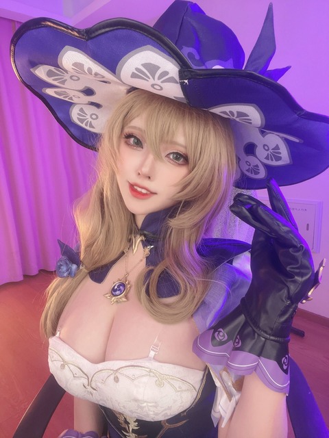 【菌烨tako(マユィタコ)】二次元から飛び出したような顔立ちと抜群のスタイルが魅力の中国の人気レイヤーのトップ画像