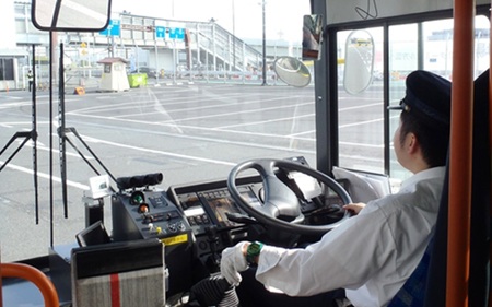【悲報】バス業界「頼むッ！ニートでも引きこもりでもいいッ！バス運転手になってくれええええ