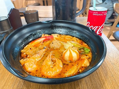 【動画】中国人経営の麻辣湯店、床で砕いた豚骨をスープに入れてそう....