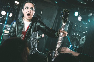 なんでお笑い芸人やミュージシャンみたいなもんが政治に一言いいたくなるの？