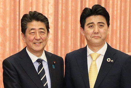 安倍首相(左)とピスケッティ佐竹(右)