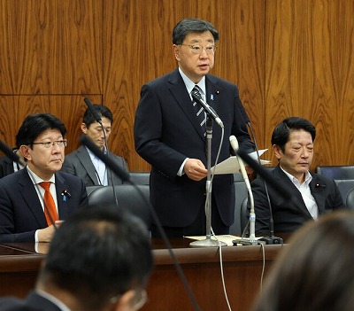自民党「待て！日の丸付きゴルフボールをわざと池ポチャは国旗毀損罪なのか？！」自民党「むむ…」「難しいな…」「痛いところを…」