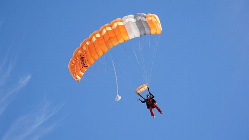 skydive-5379579_640