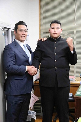 15歳で身長190cm体重135kgハーランドを超える超恵体サッカー部FW少年が大相撲にスカウトされた結果ｗｗｗｗｗ